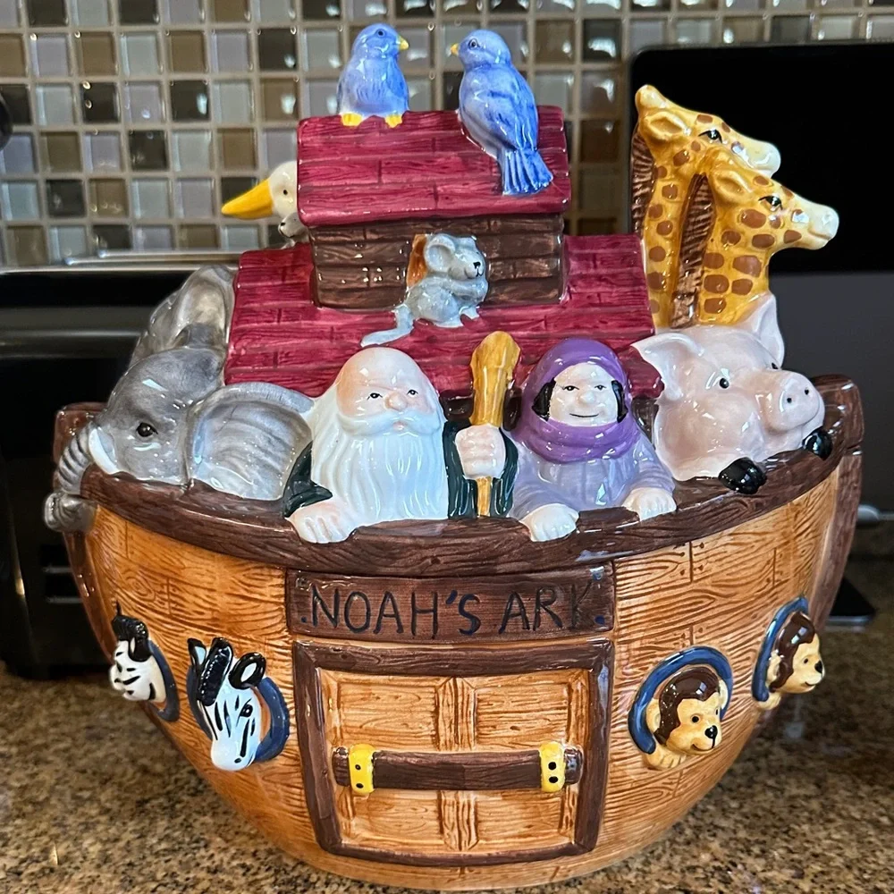 Harry and David Noah’s Ark Ceramic Cookie Jar w/ Multicolor Animals. Large Oval.